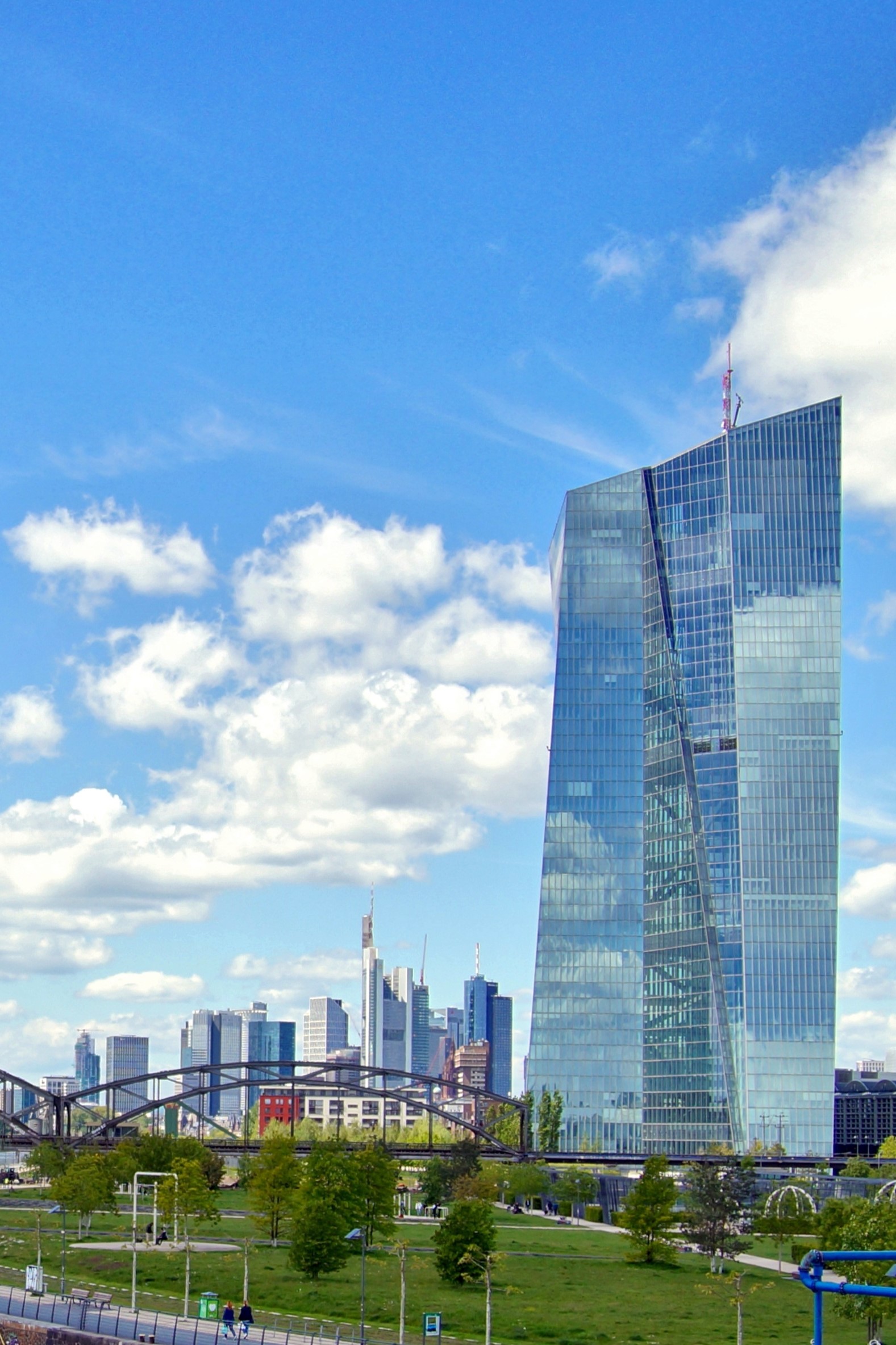 Erste Leitzinssenkung im Euro-Raum seit acht Jahren